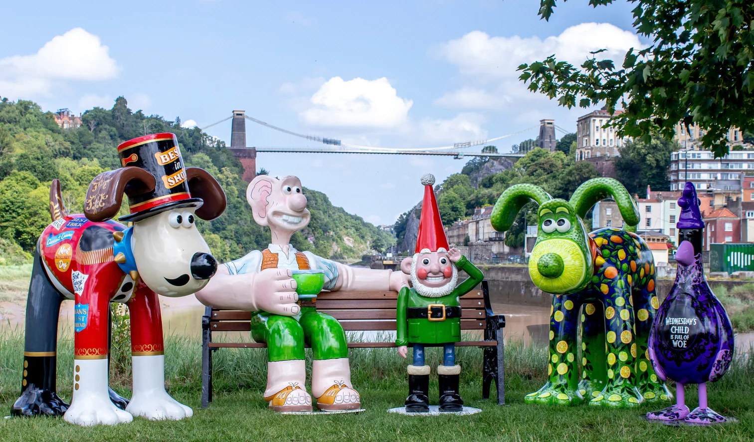 Wallace and Gromit sculptures in front of the Clifton Suspension Bridge